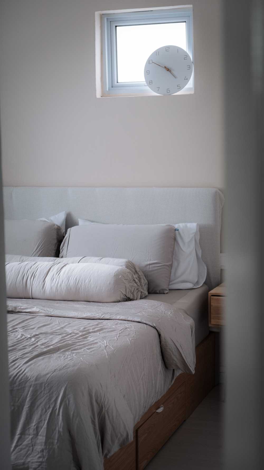 Contemporary Bedroom with Vinyl Flooring and Queen Bed