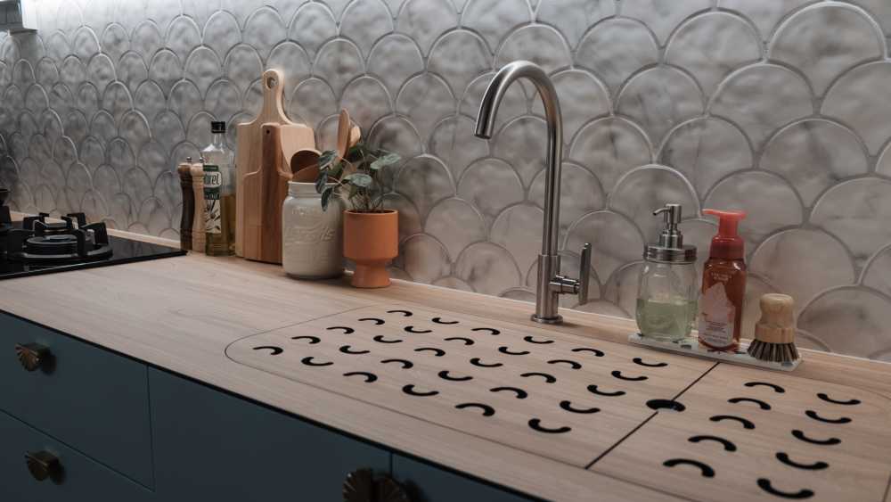 Scandinavian Kitchen with Countertop and Open Kitchen