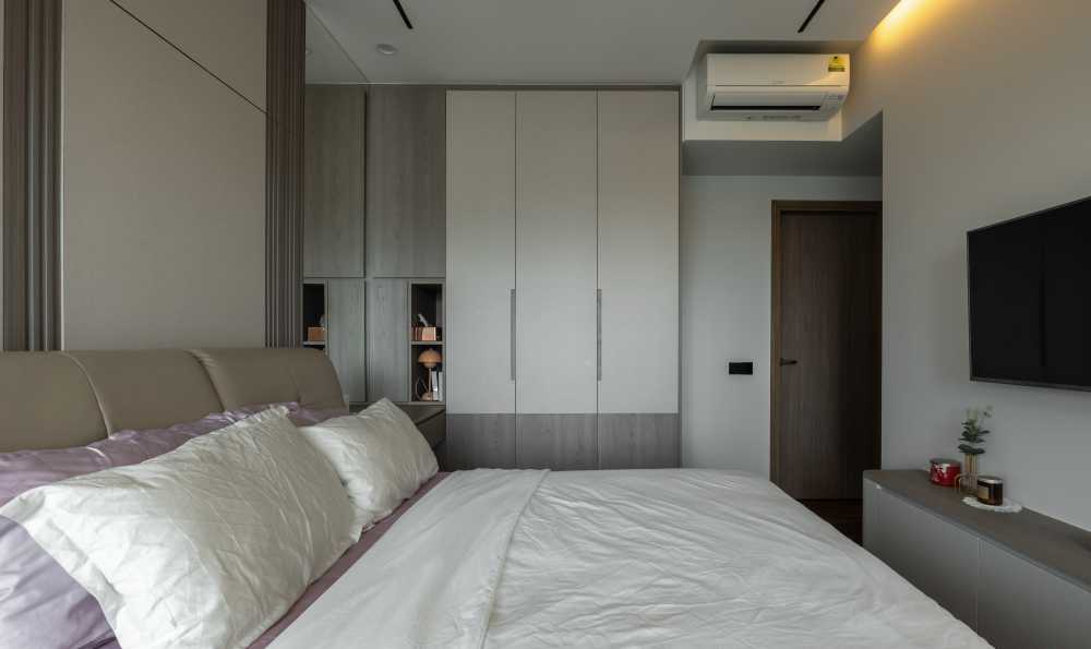Contemporary Bedroom with Mirror and Wardrobe