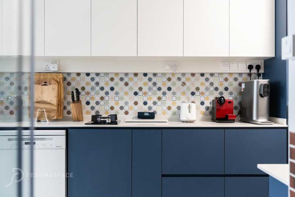 Contemporary Kitchen with Vinyl Flooring and Kitchen Window
