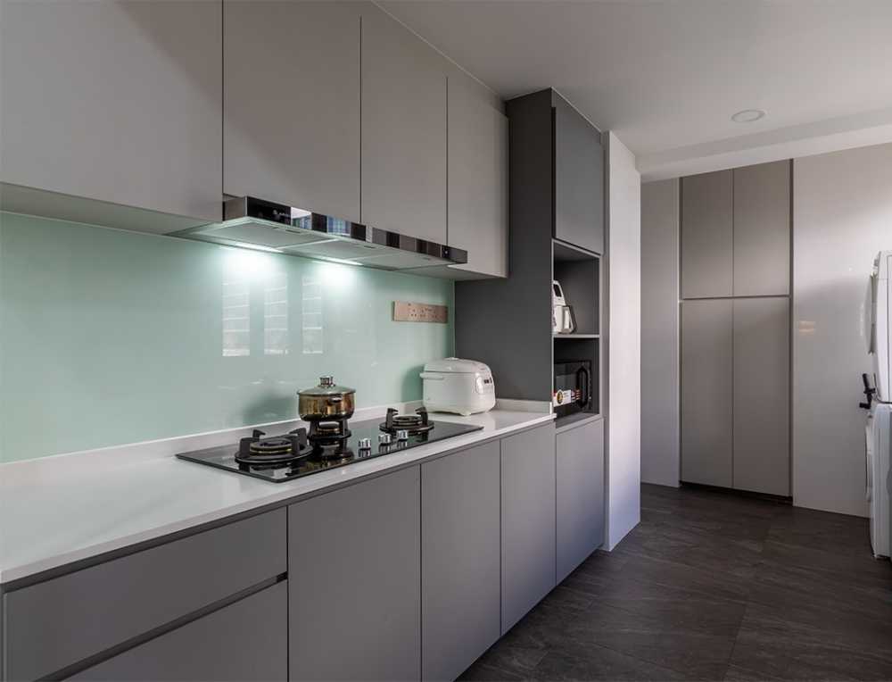 Contemporary Kitchen with Kitchen Backsplash and Kitchen Accessories