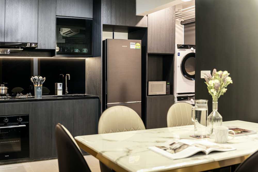 Eclectic Kitchen with Countertop and Homogeneous Tiles