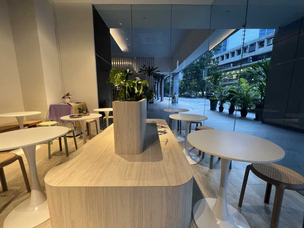 Modern Restaurant with Dining Table and Dining Chairs