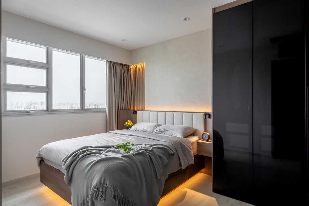Minimalist Bedroom with Vinyl Flooring and Bay Window
