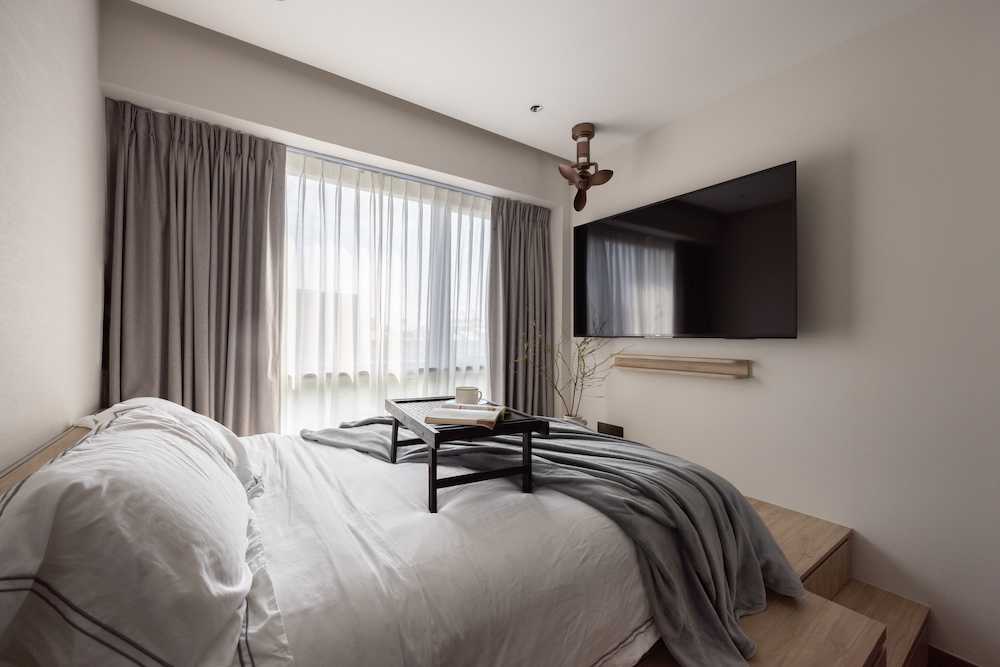 Asian Bedroom with Platform Bed and Vinyl Flooring