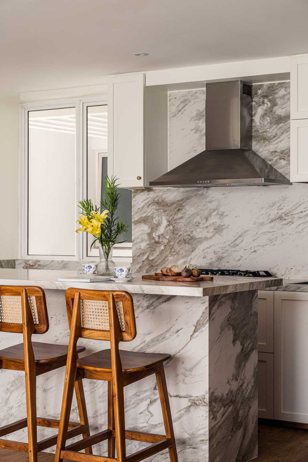Modern Kitchen with Kitchen Island and Open Kitchen
