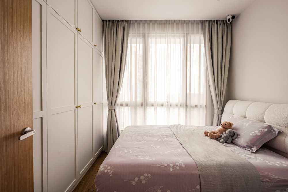 Modern Bedroom with Wardrobe and Closet