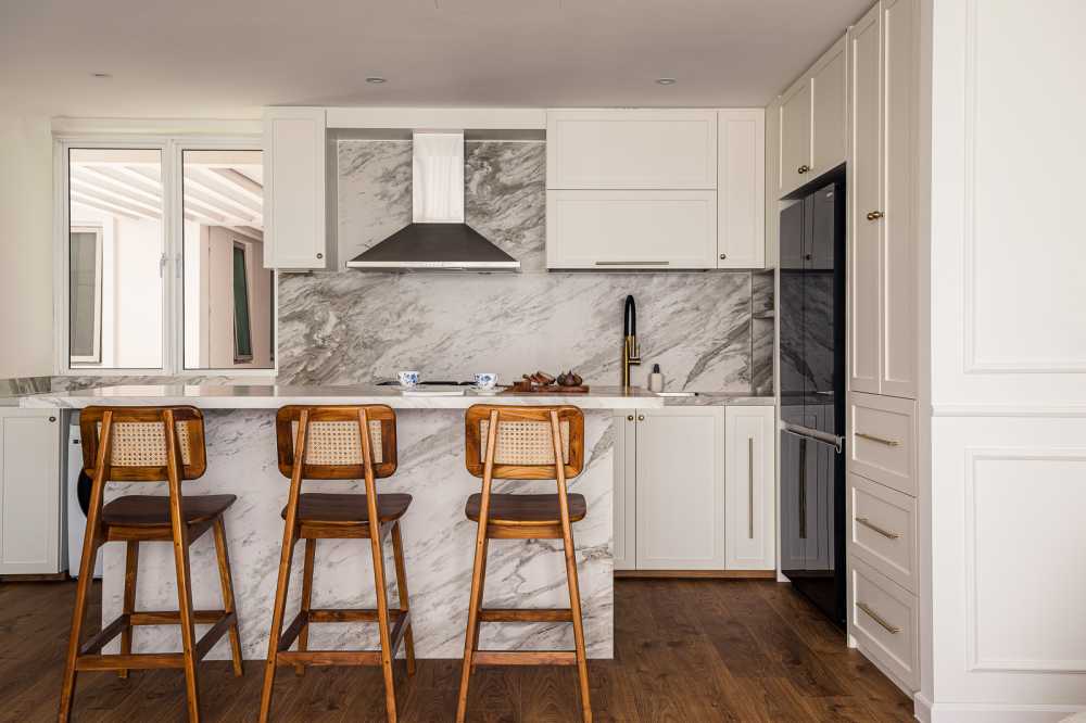 Modern Kitchen with Wood Flooring and Kitchen Island