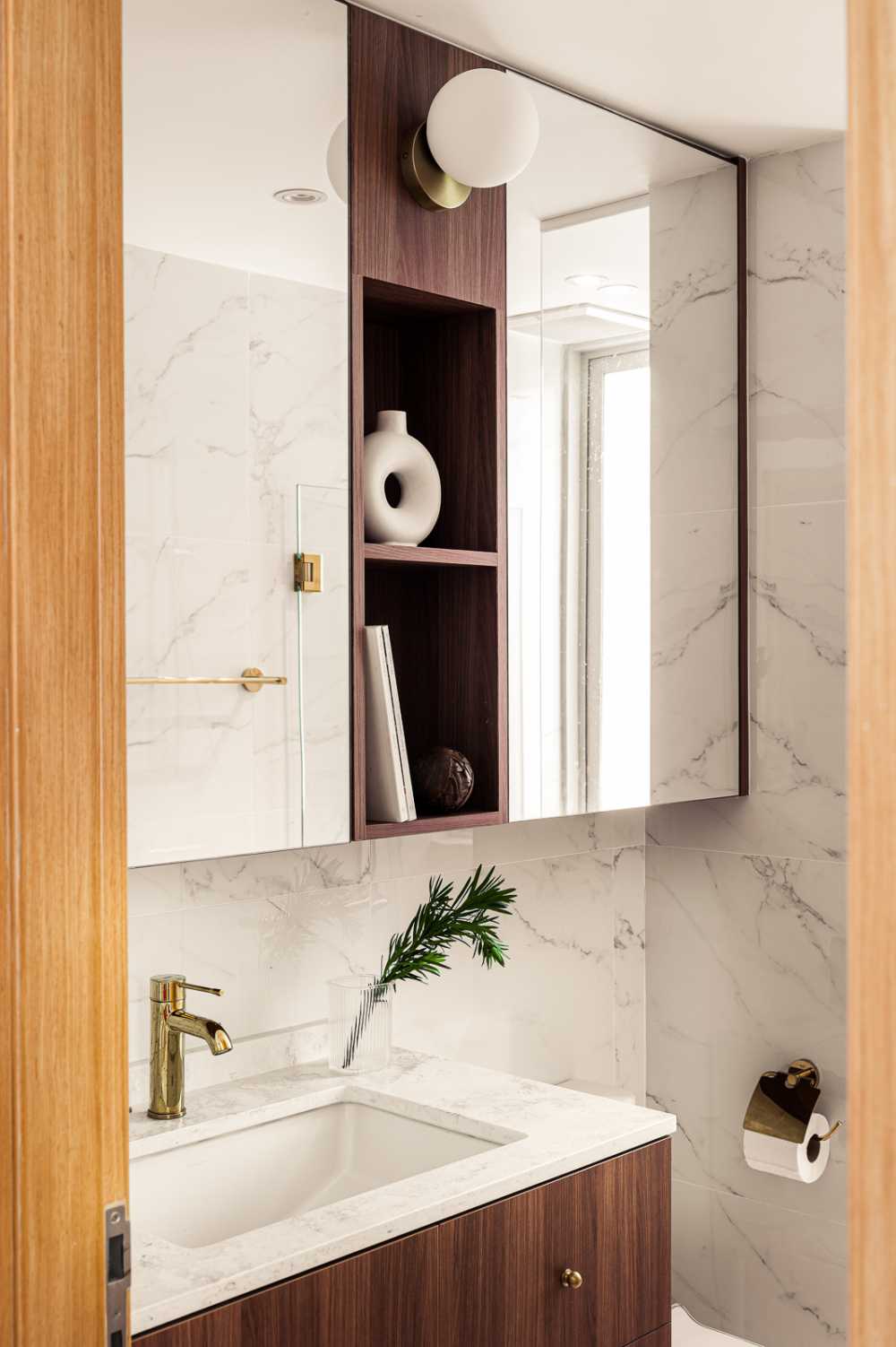 Modern Bathroom with Mirror and Bathroom Storage
