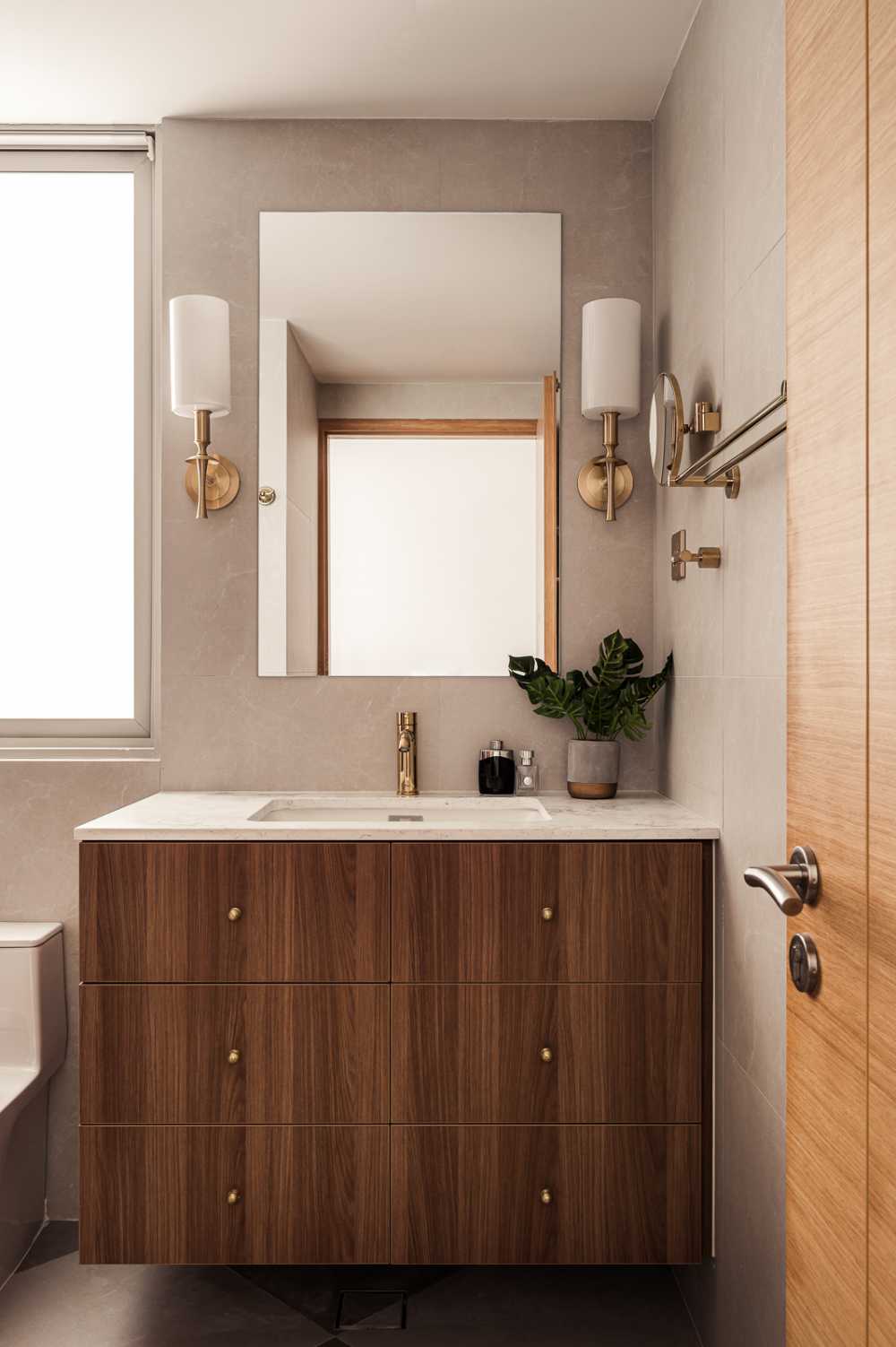 Modern Bathroom with Mirror and Bathroom Storage