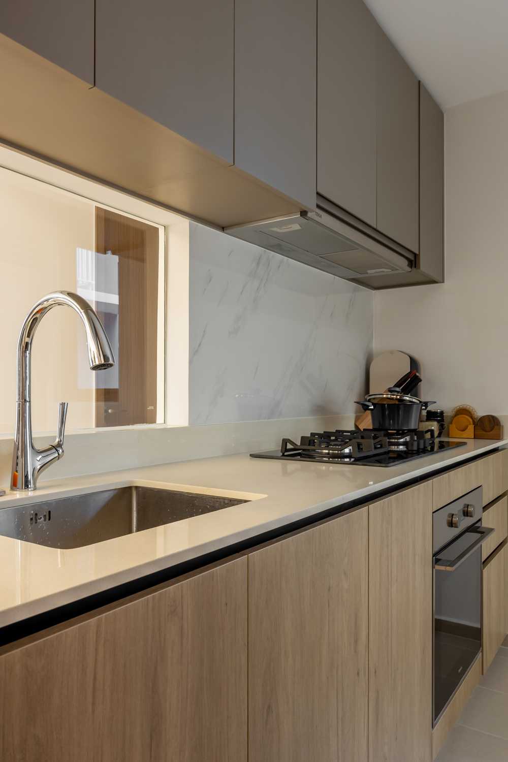 Modern Kitchen with Kitchen Tap and Kitchen Cabinets