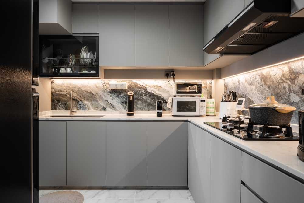 Modern Kitchen with Vinyl Flooring and Homogeneous Tiles