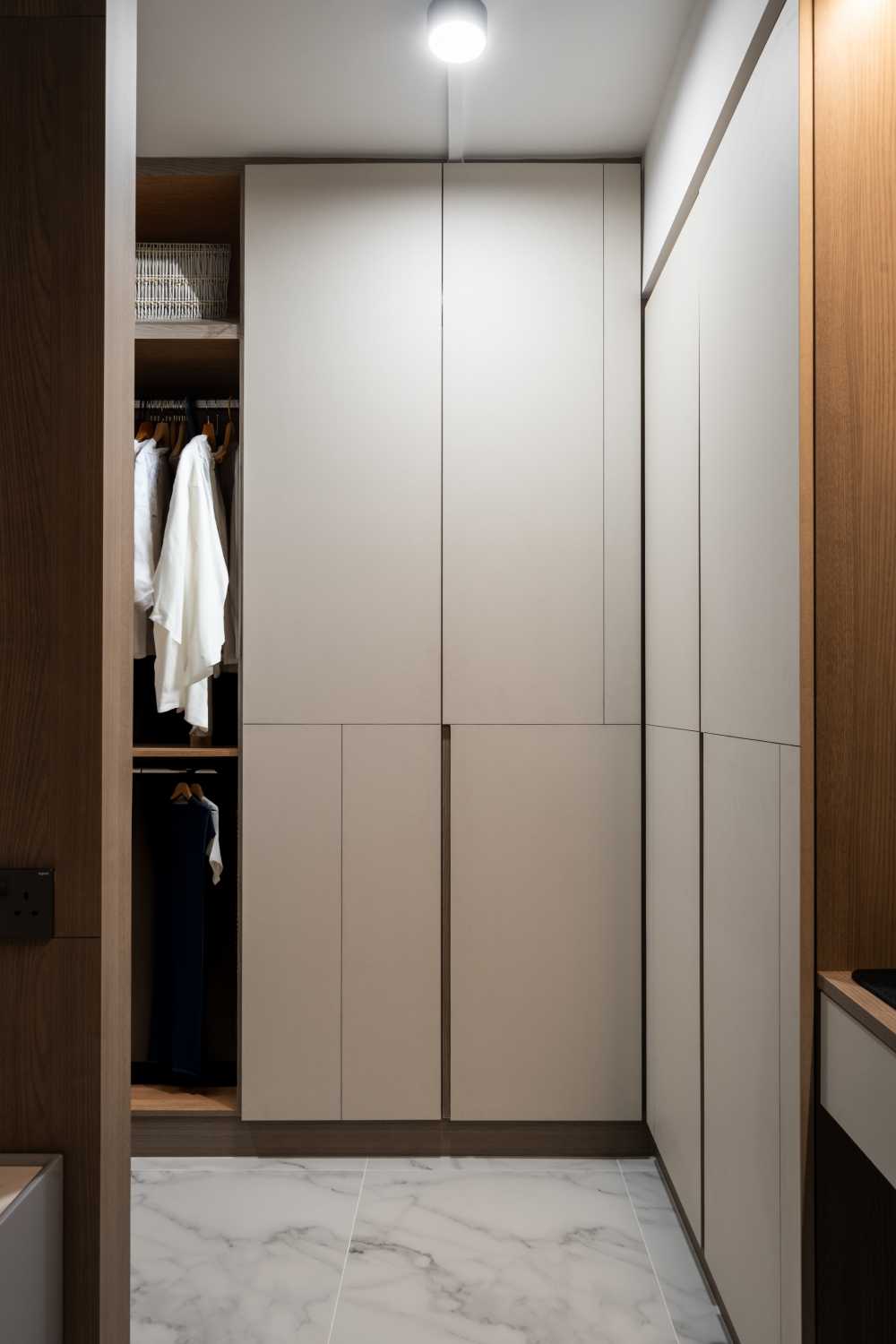 Modern Walk-in Wardrobe with Mirror and Wardrobe