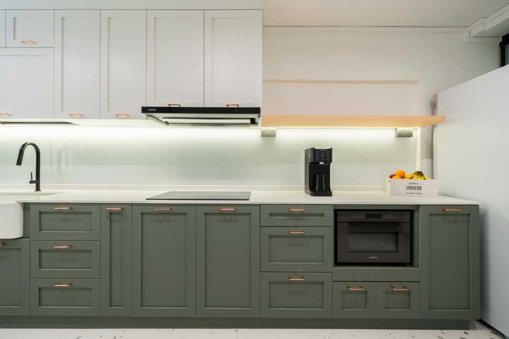 Modern Kitchen with Kitchen Backsplash and Kitchen Accessories