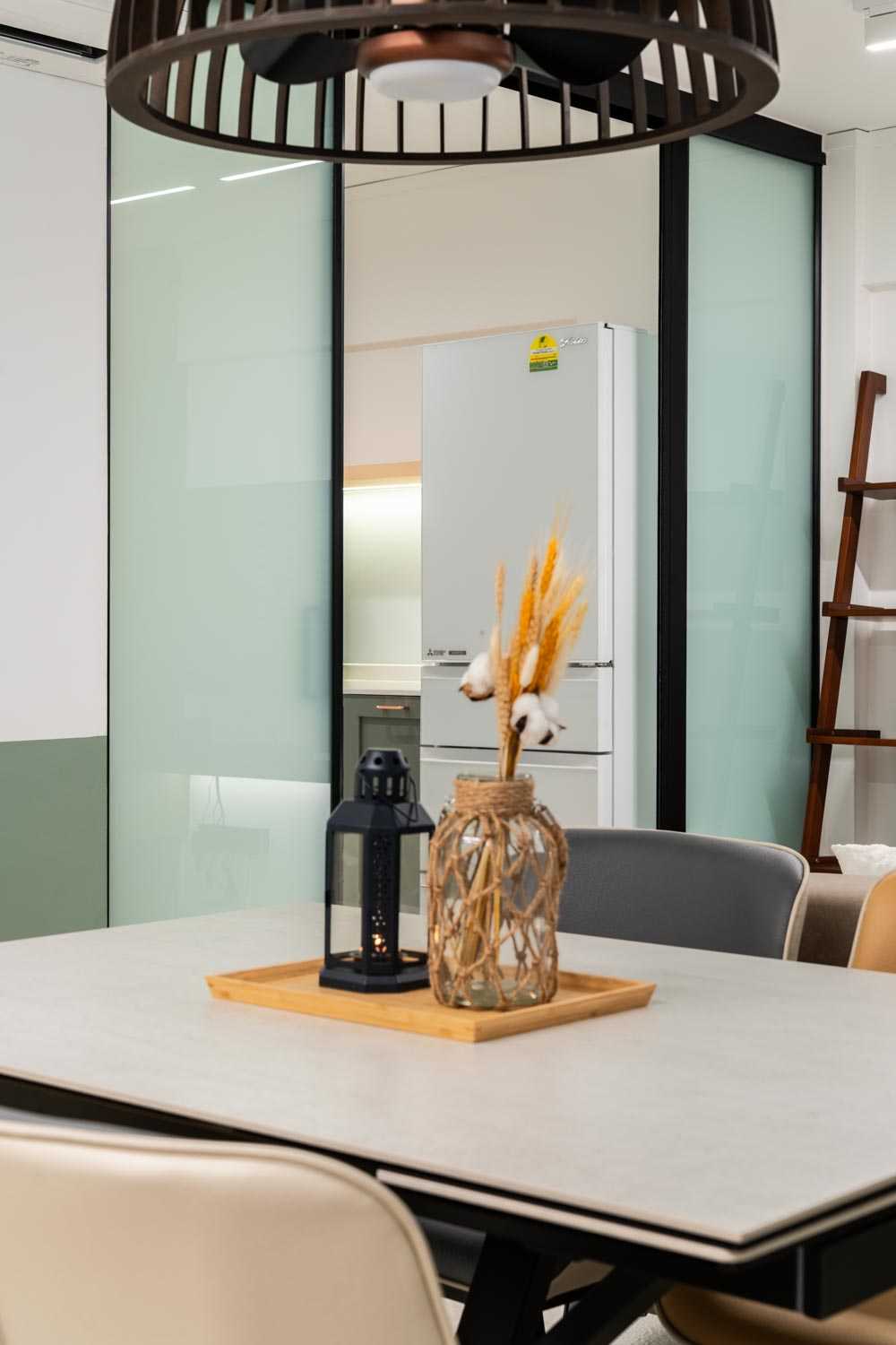 Modern Dining Room with Dining Table and Dining Chairs