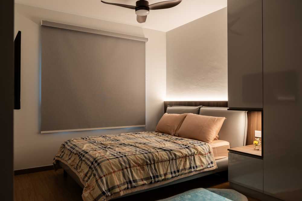 Modern Bedroom with Vinyl Flooring and Drop Light