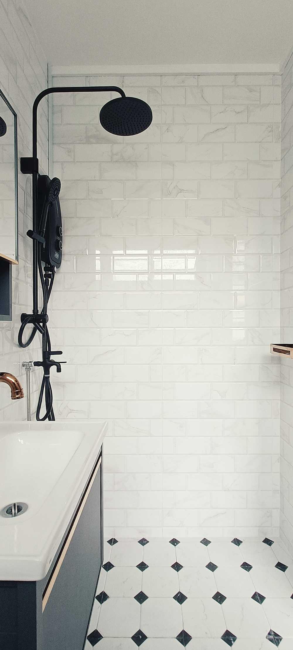 Scandinavian Bathroom with Homogeneous Tiles and Mirror