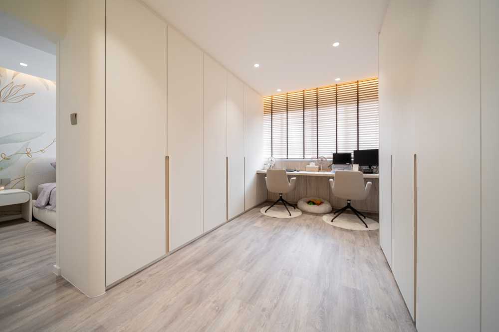 Contemporary Walk-in Wardrobe with Wardrobe and Storage Cabinets