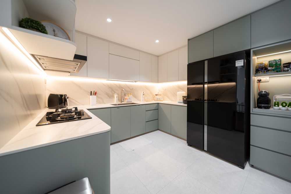 Contemporary Kitchen with Countertop and Kitchen Backsplash