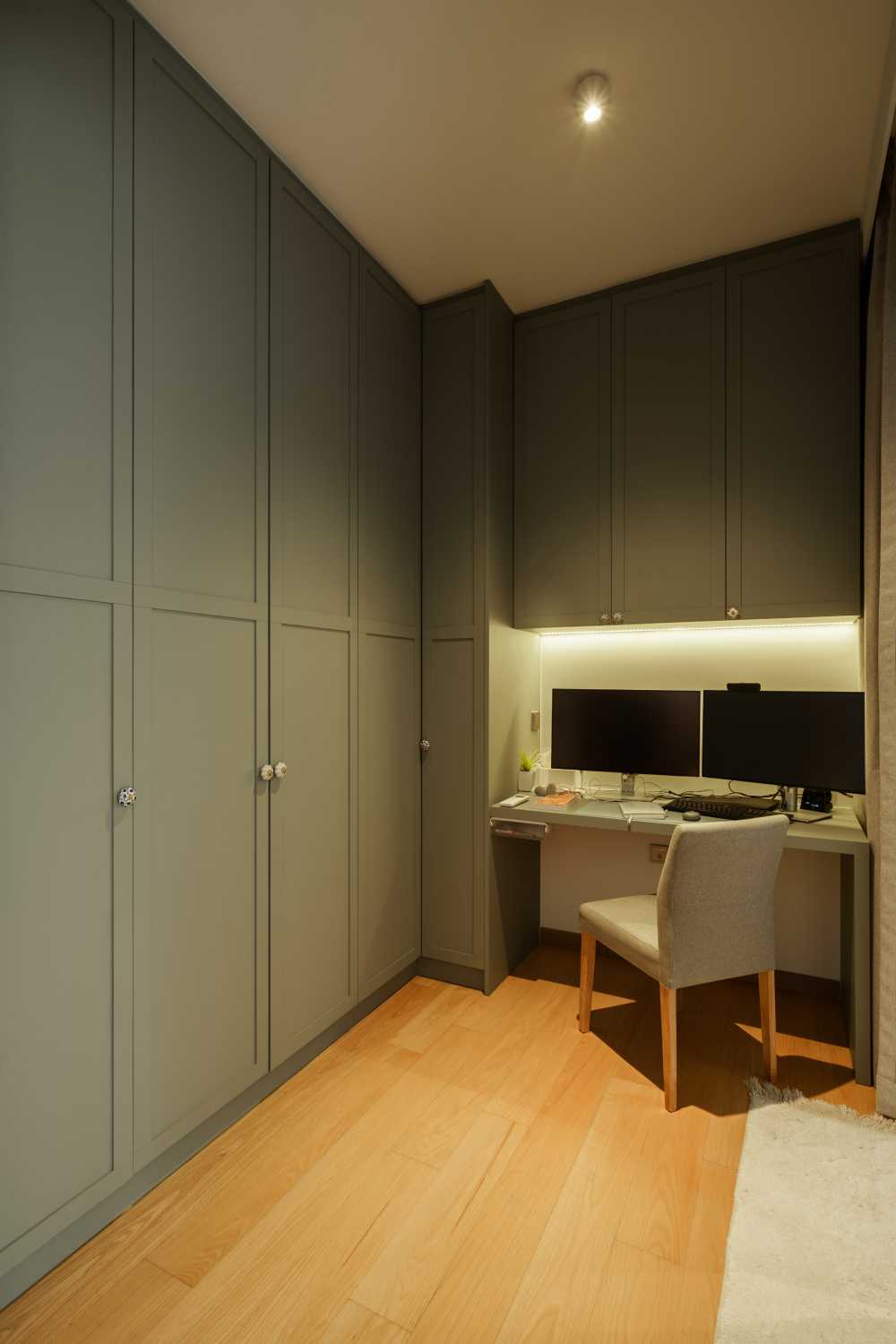 Modern Walk-in Wardrobe with Wardrobe and Sliding Wardrobe