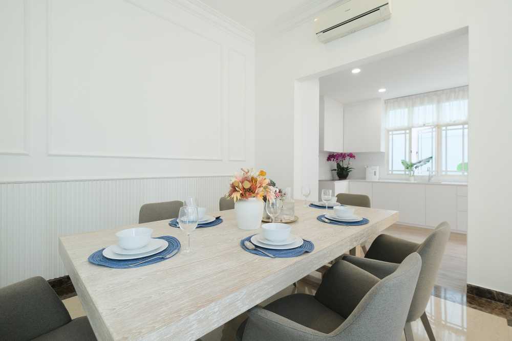 Contemporary Dining Room with Dining Table and Dining Chairs