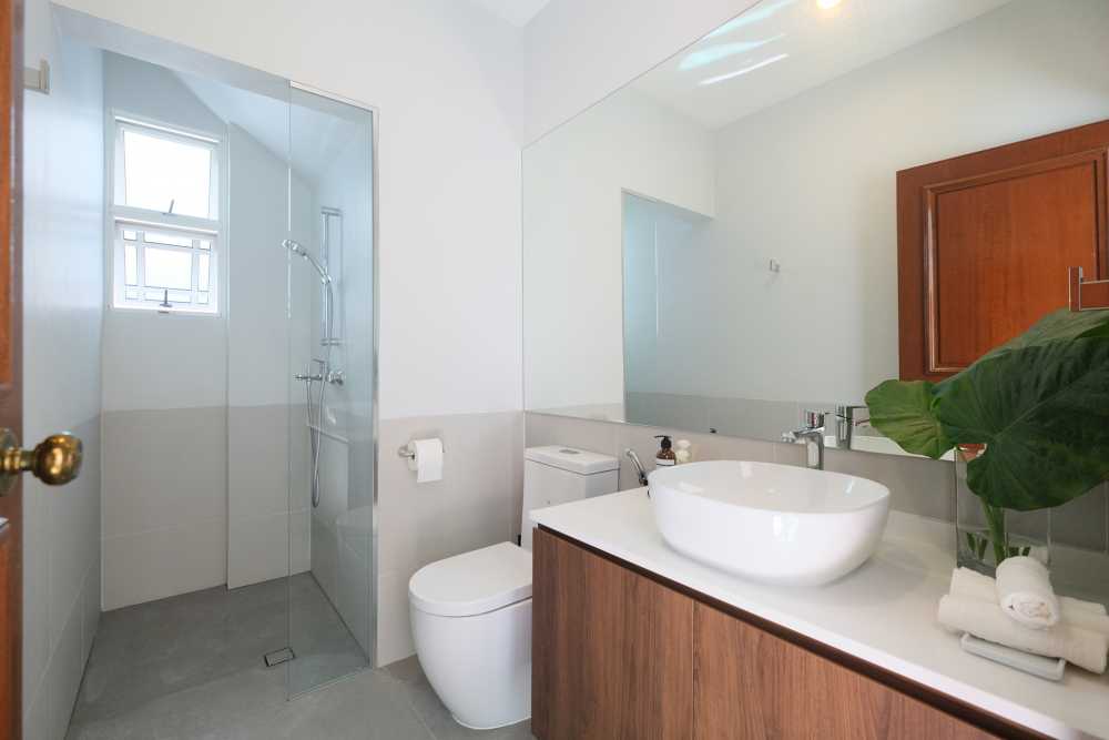 Contemporary Bathroom with Mirror and Shower Screen