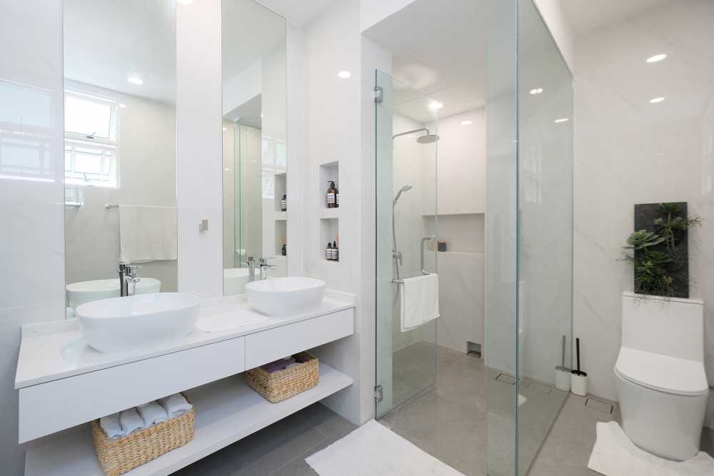 Contemporary Bathroom with Mirror and Rainshower