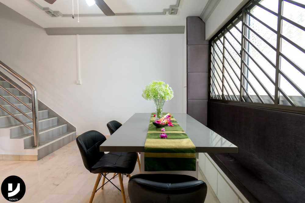 Contemporary Dining Room with Dining Table and Dining Chairs