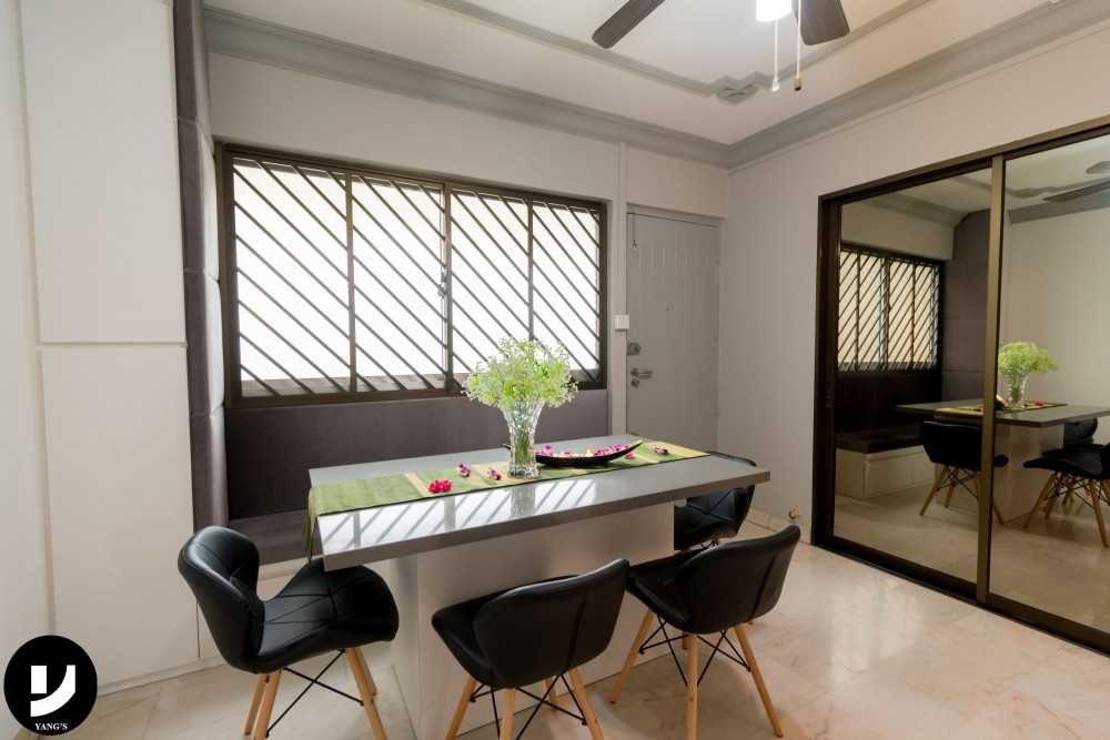 Contemporary Dining Room with Dining Table and Dining Chairs
