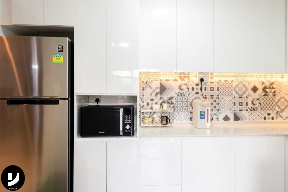 Contemporary Kitchen with Kitchen Accessories and Kitchen Cabinets