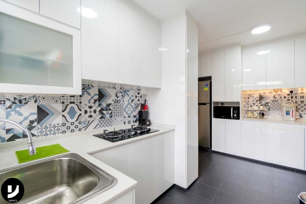 Contemporary Kitchen with Kitchen Accessories and Kitchen Tap