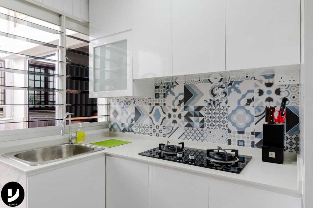 Contemporary Kitchen with Kitchen Accessories and Kitchen Tap