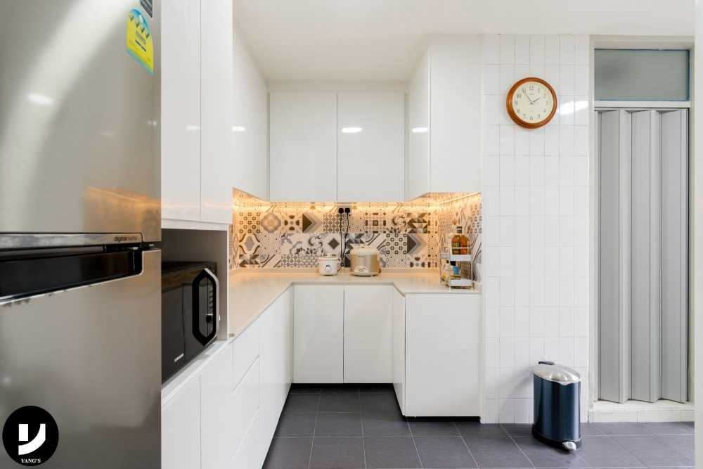 Contemporary Kitchen with Countertop and Kitchen Accessories