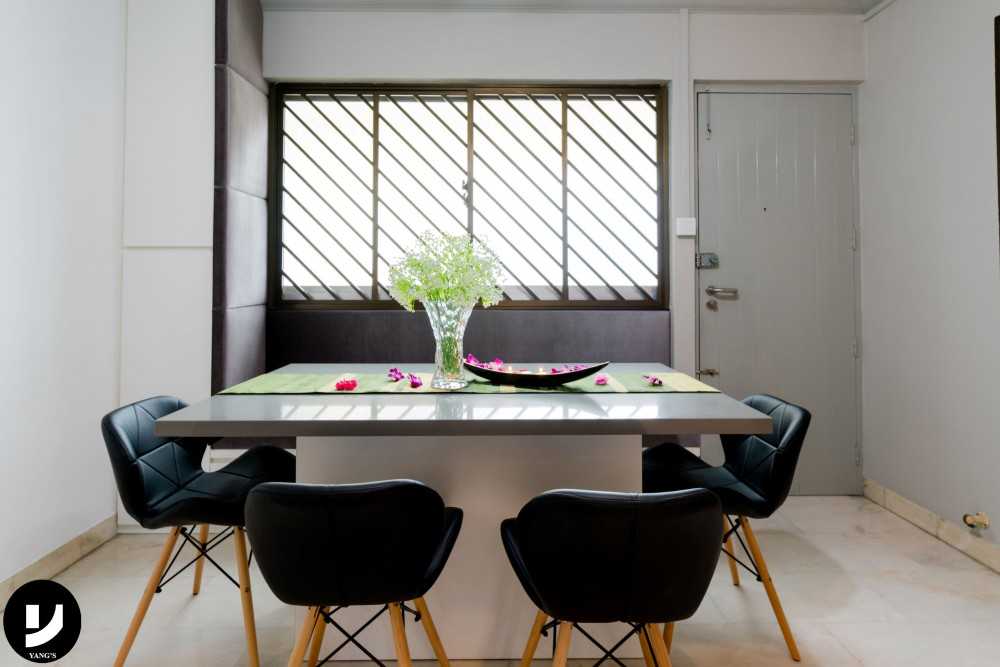 Contemporary Dining Room with Dining Table and Dining Chairs