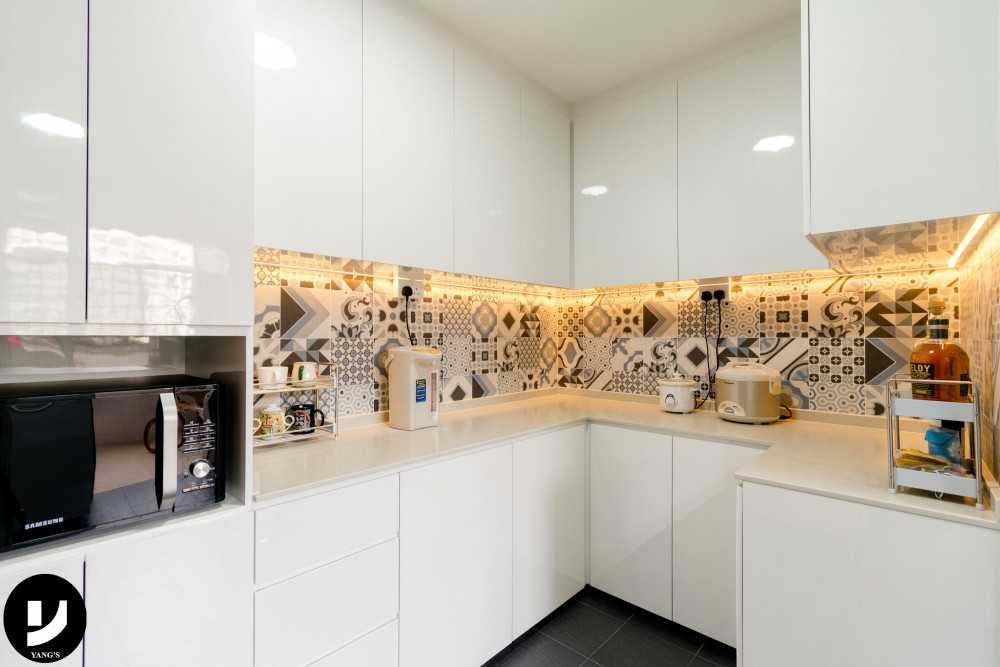 Contemporary Kitchen with Countertop and Kitchen Accessories