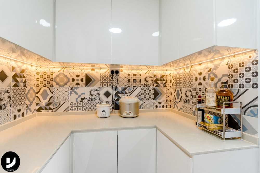 Contemporary Kitchen with Countertop and Kitchen Accessories
