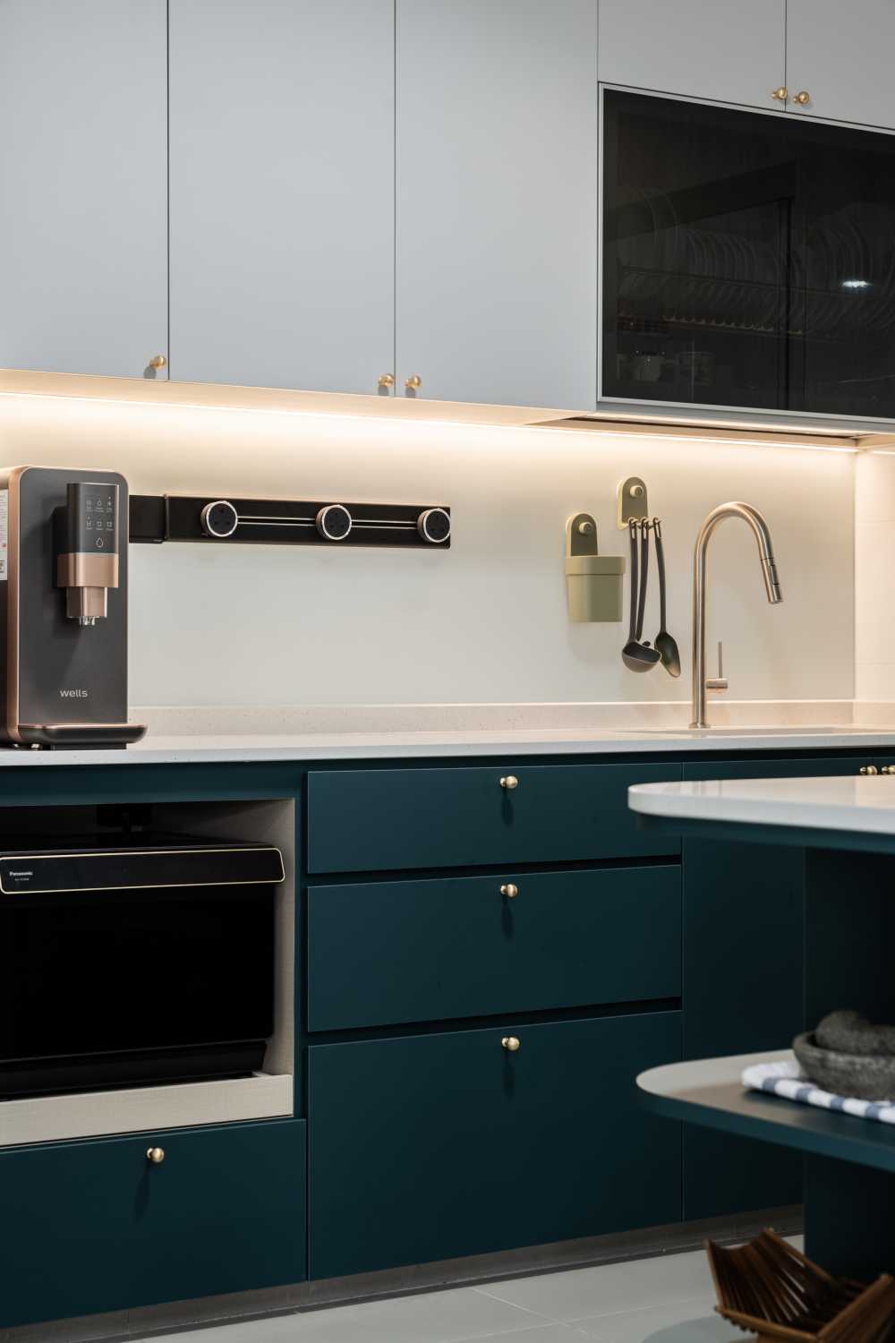Modern Kitchen with Kitchen Island and Kitchen Backsplash