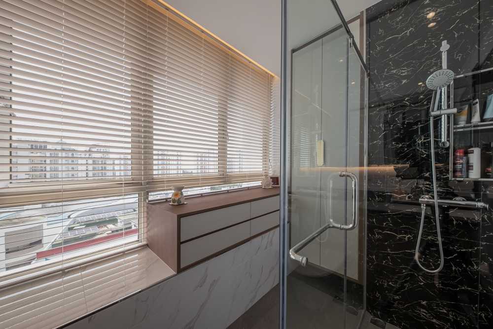 Modern Bathroom with Mirror and Bathroom Storage
