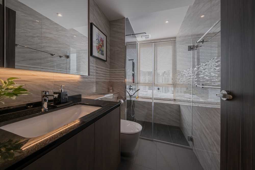 Modern Bathroom with Mirror and Rainshower