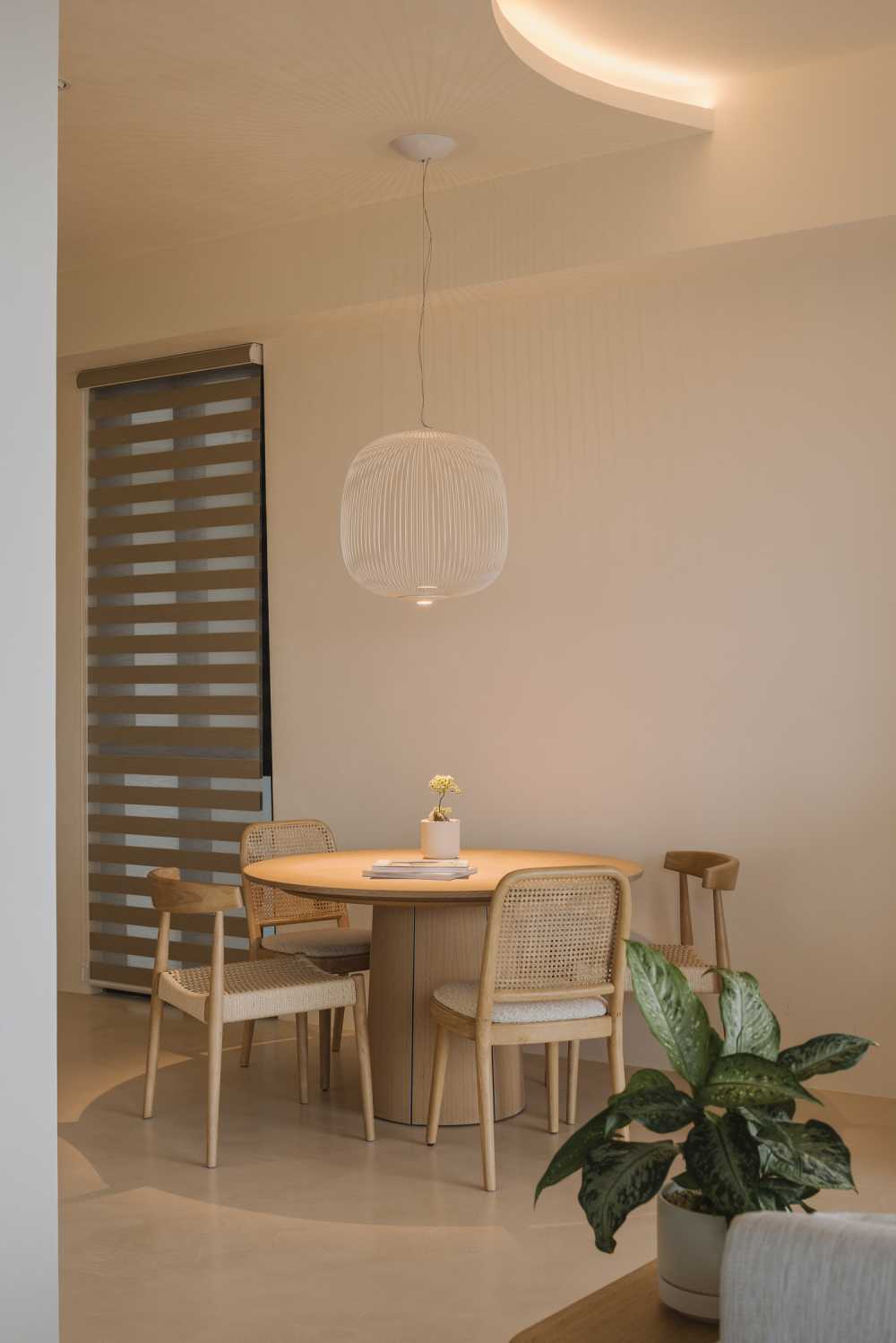 Contemporary Dining Room with Dining Table and Dining Chairs