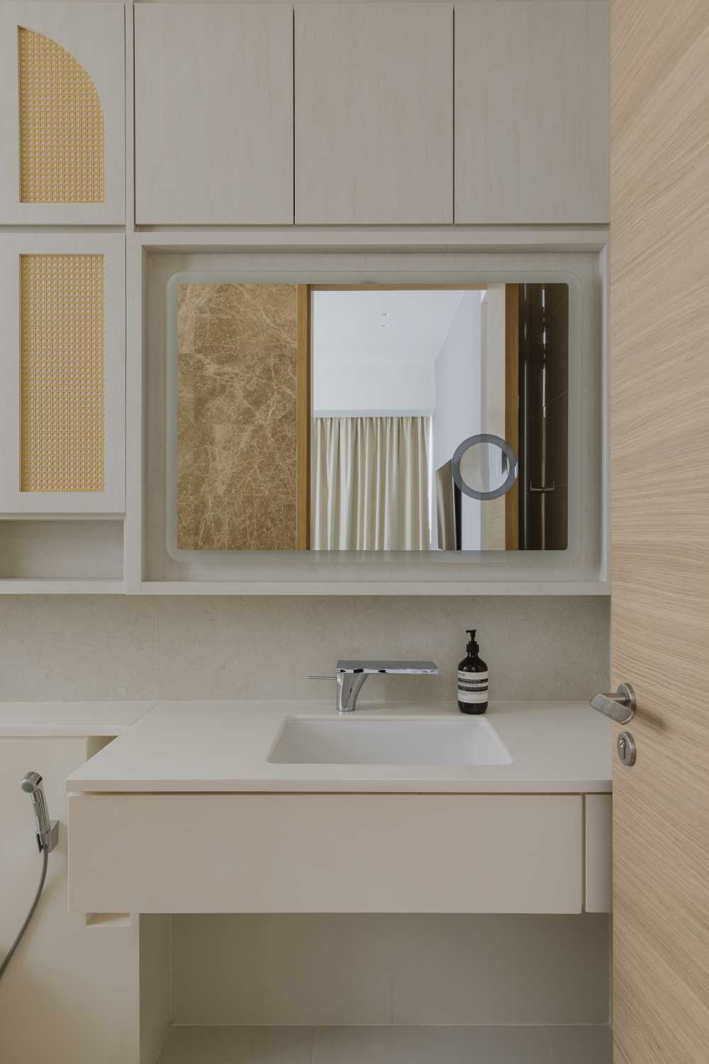 Contemporary Bathroom with Mirror and Bathroom Storage