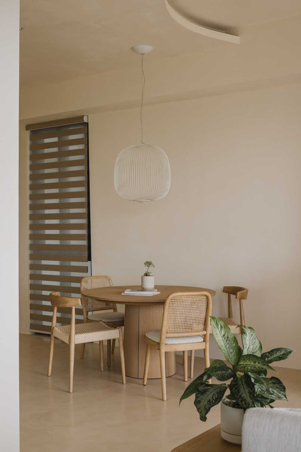 Contemporary Dining Room with Dining Table and Dining Chairs