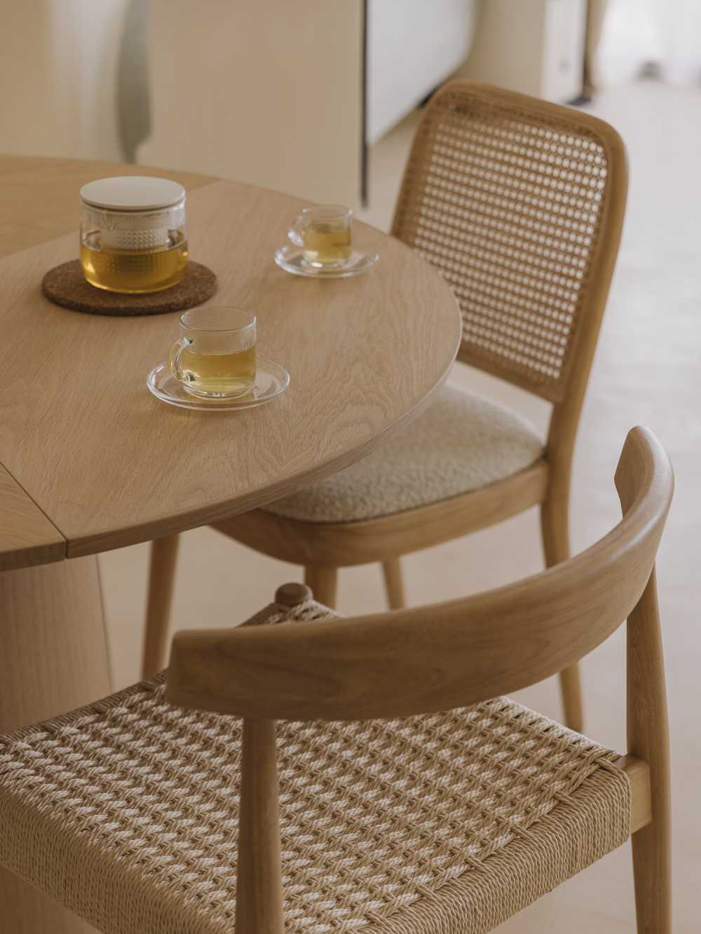 Contemporary Dining Room with Dining Table and Dining Chairs