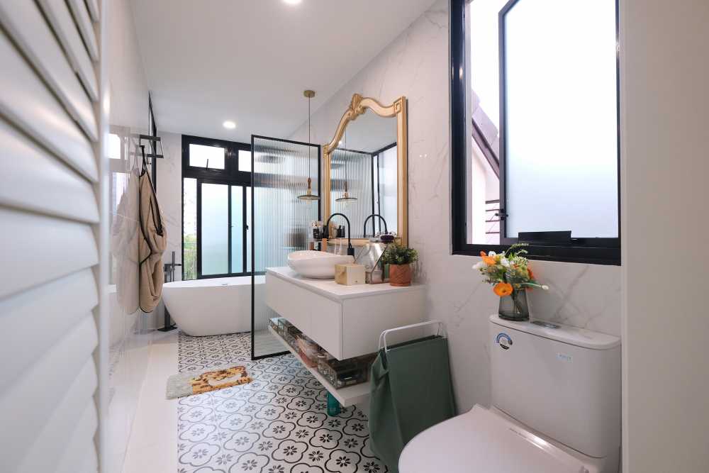 Modern Bathroom with Countertop and Bathtub