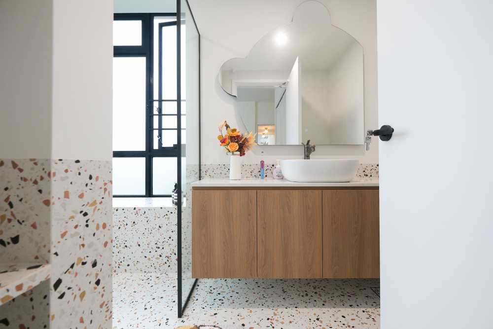 Modern Bathroom with Countertop and Mirror