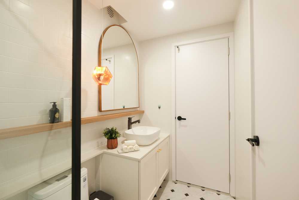 Modern Bathroom with Countertop and Mirror
