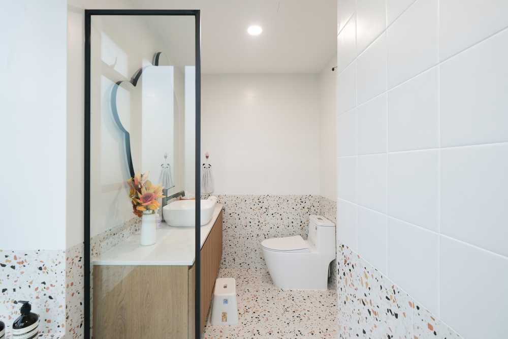 Modern Bathroom with Countertop and Mirror