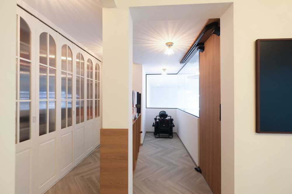 Modern Walk-in Wardrobe with Wardrobe and Sliding Wardrobe