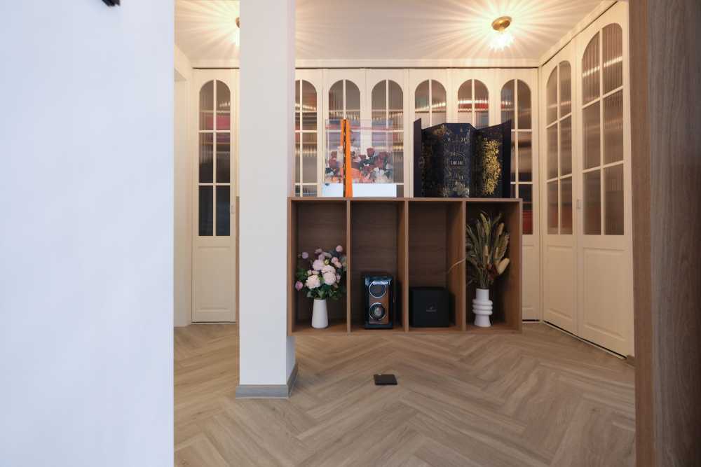 Modern Walk-in Wardrobe with Wardrobe and Sliding Wardrobe