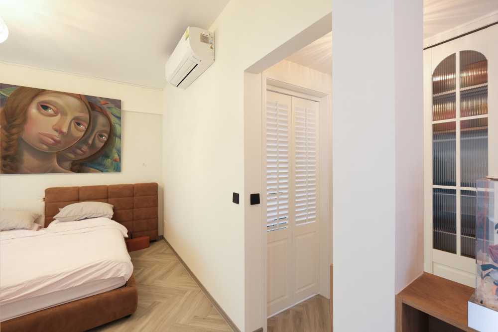 Modern Bedroom with Vinyl Flooring and Wardrobe